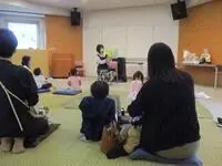 写真：読み聞かせの様子