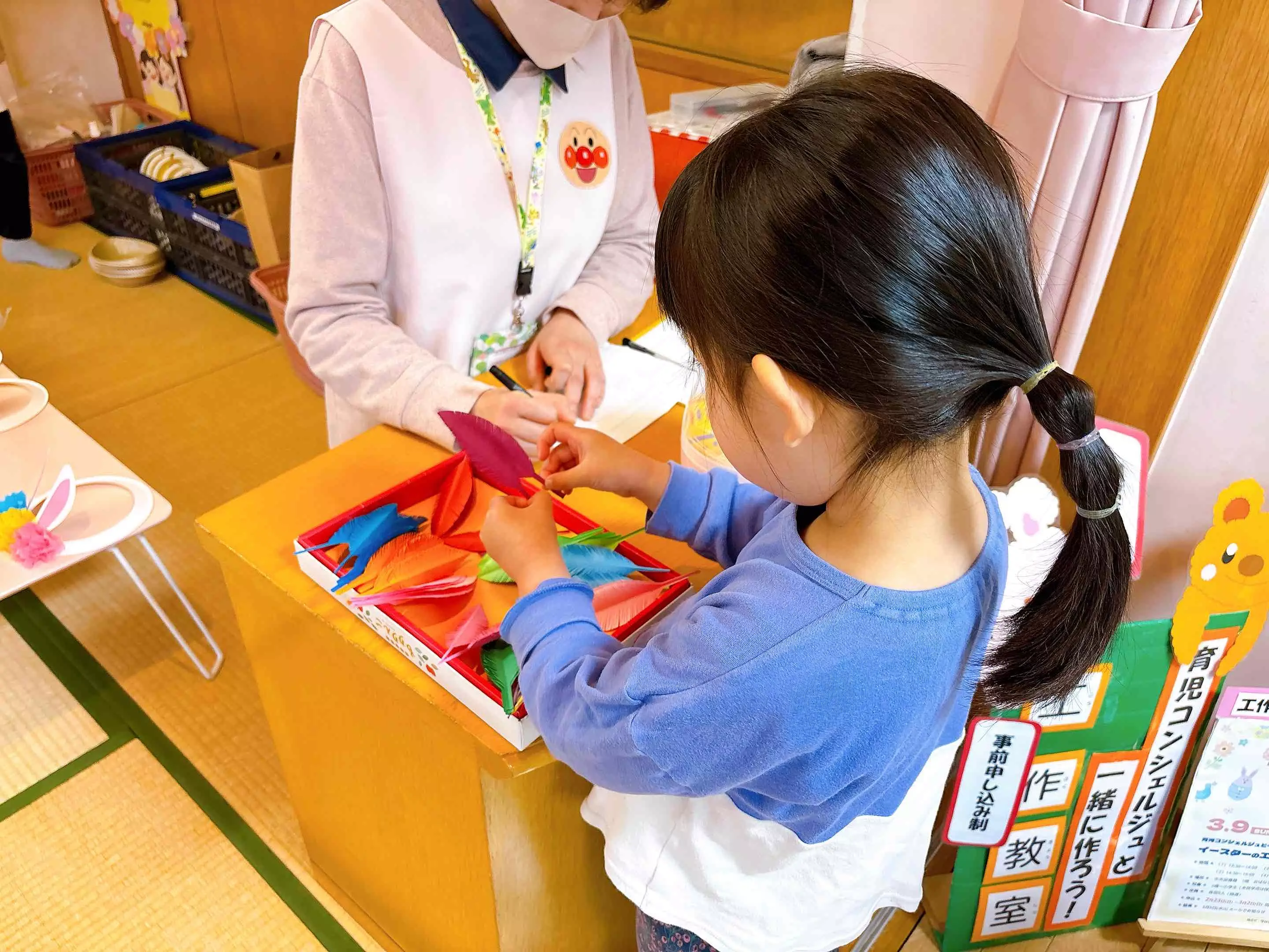 羽を選ぶ子供